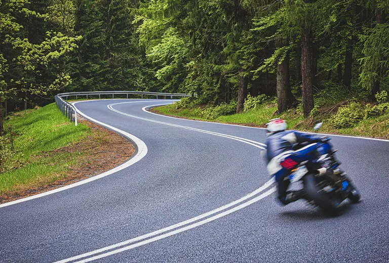 La trazada de una moto en curva