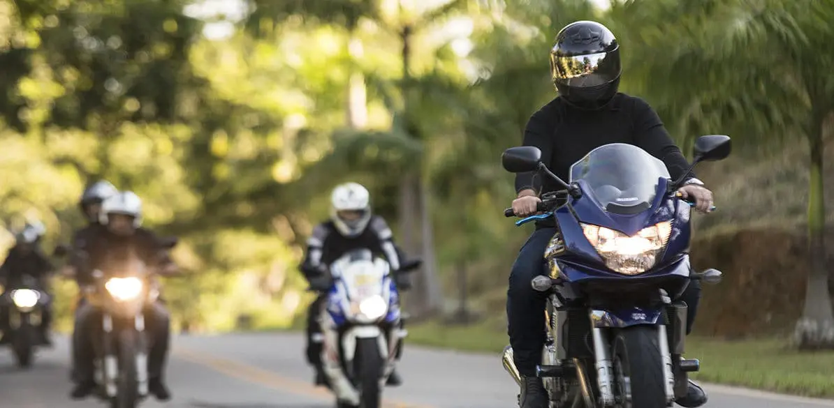 En moto Objetivo Cero: Ropa reflectante. 