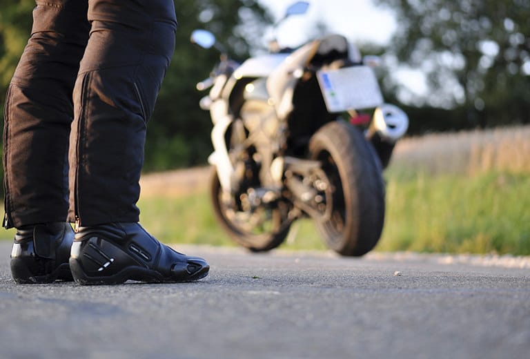 Suitable footwear for motorcycles and mopeds