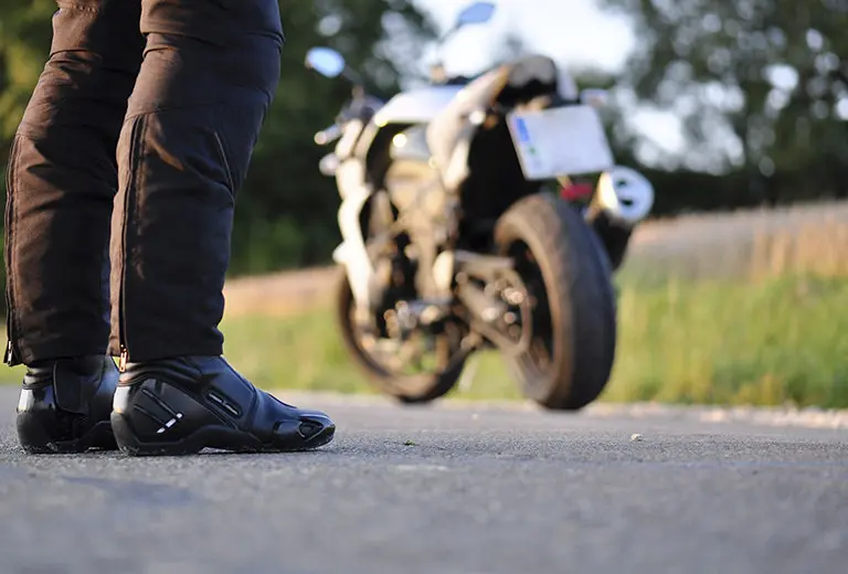 Suitable footwear for motorcycles and mopeds