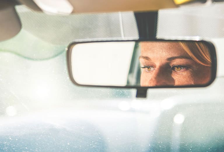Las 10 distracciones más comunes al volante y cómo evitarlas
