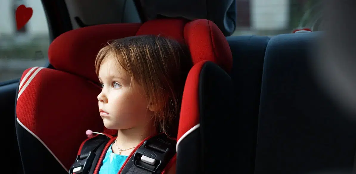 Legislation on child seats in Spain In vehicles with up to nine seats, occupants under 135 cm or less must travel in the rear seats using a restraint system.