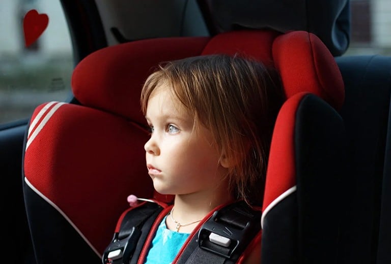Legislación sobre asientos para niños en España En los vehículos de hasta nueve plazas, los ocupantes menores de 135 cm o menos deberán viajar en asientos traseros con un sistema de retención.