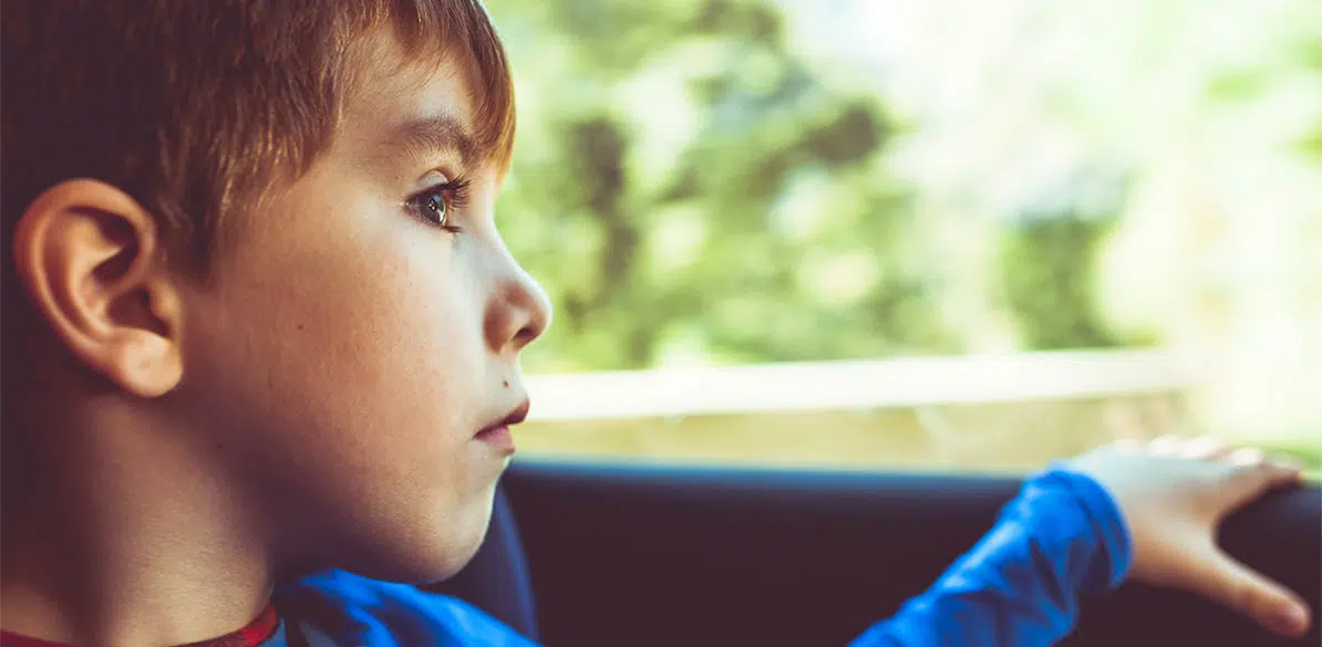 There are children whose physical and mental differences require greater attention to ensure their safety in a vehicle.