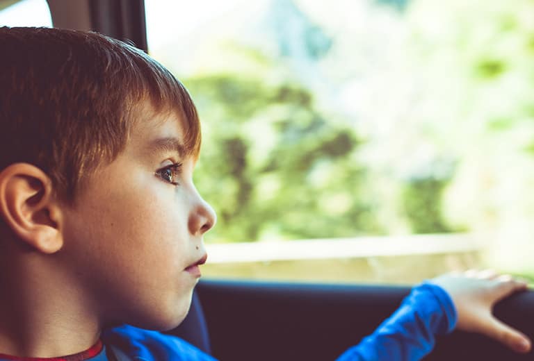 There are children whose physical and mental differences require greater attention to ensure their safety in a vehicle.
