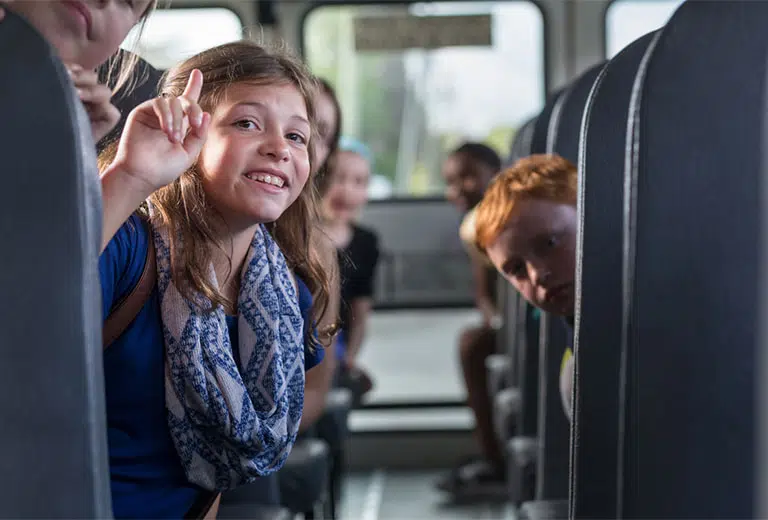 Consejos para que los niños viajen en autobús Para viajar en autobús, lo más importante que es vayan con un SRI homologado y acorde a su estatura y peso