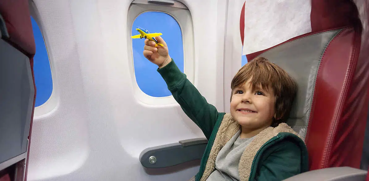 Consejos para que los niños viajen en avión No es obligatorio que los niños utilicen un SRI en el avión, sin embargo, podemos llevar a bordo una silla homologada con dimensiones compatibles.