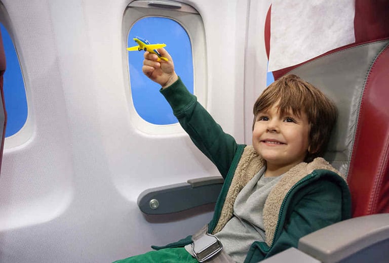 No es obligatorio que los niños utilicen un SRI en el avión, sin embargo, podemos llevar a bordo una silla homologada con dimensiones compatibles.