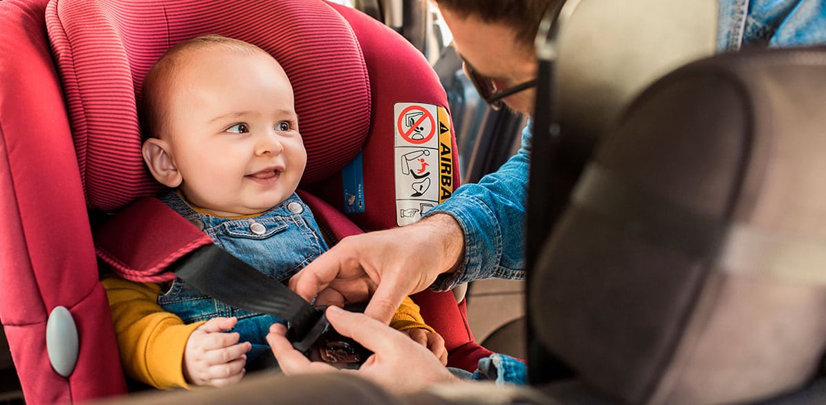 La ley para que los niños viajen en coche puede variar de un país a otro