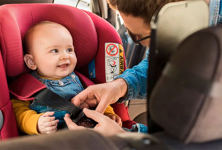 La ley para que los niños viajen en coche puede variar de un país a otro