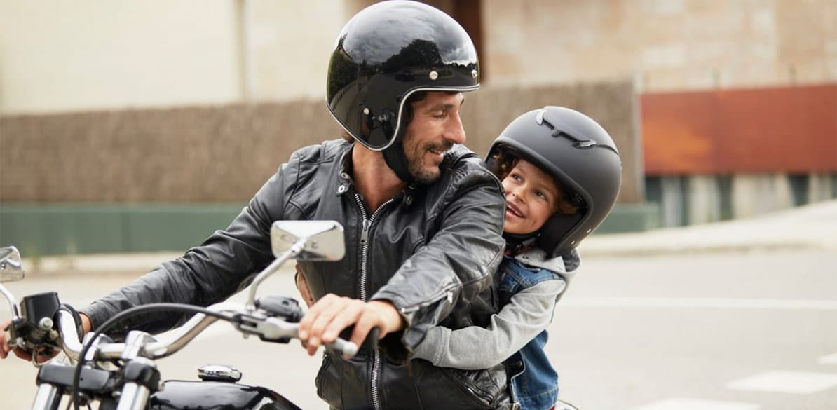 Pueden ir en moto los niños mayores de 7 años, si van con su padre, madre, tutor o persona autorizada, o bien mayores de 12 años con cualquier persona