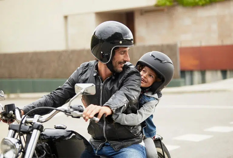 Consejos para que los niños se desplacen en moto Pueden ir en moto los niños mayores de 7 años, si van con su padre, madre, tutor o persona autorizada, o bien mayores de 12 años con cualquier persona