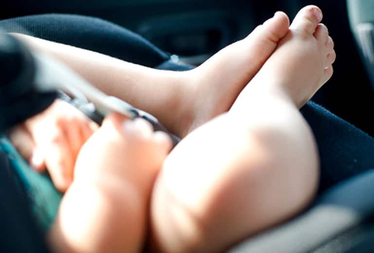 Recién nacidos y automóviles. Guía básica para su seguridad.