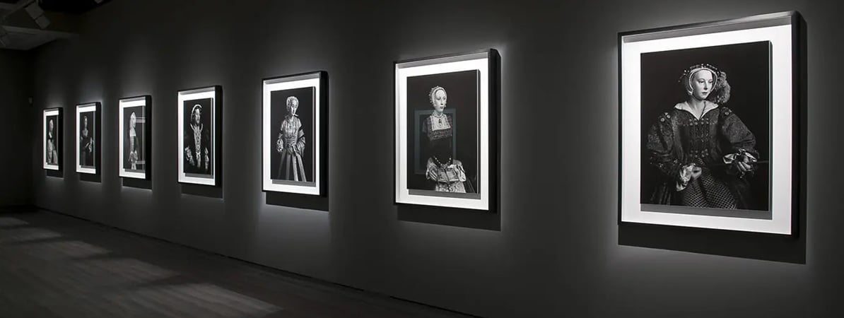 Sala de exposiciones con retratos de fotografía en Fundación Mapfre.