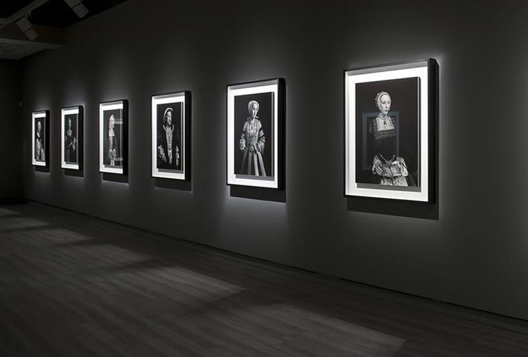 Sala de exposiciones con retratos de fotografía en Fundación Mapfre.