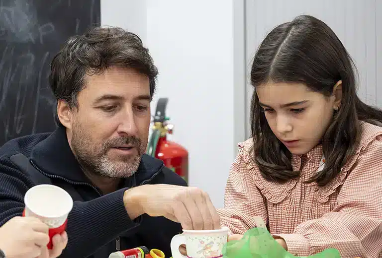 Visitas-Taller Padre e hija participando en un taller de arte en Fundación Mapfre.