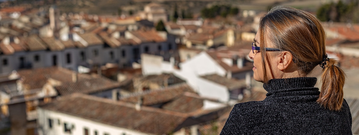 Convocatoria de Ayudas +Rural del FSE+ de Fundación MAPFRE Personas mayores sentadas al aire libre en un entorno rural.