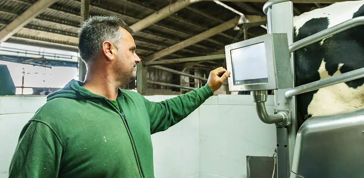 Fundación Altius Person operating technological equipment in a rural setting, representing digital empowerment and the use of artificial intelligence in vulnerable rural areas to improve employability.