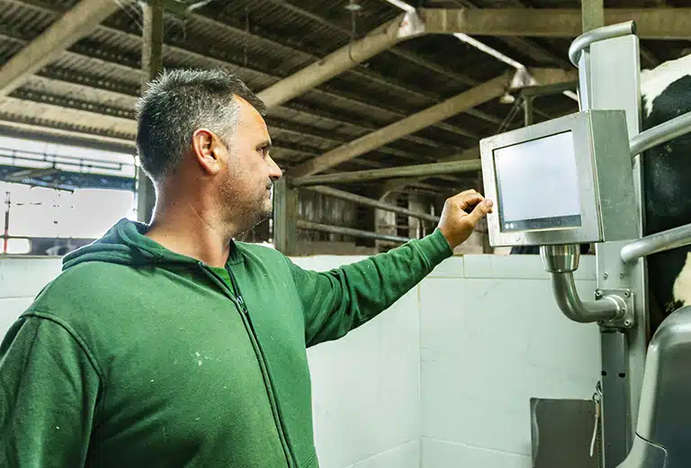 Fundación Altius Person operating technological equipment in a rural setting, representing digital empowerment and the use of artificial intelligence in vulnerable rural areas to improve employability.