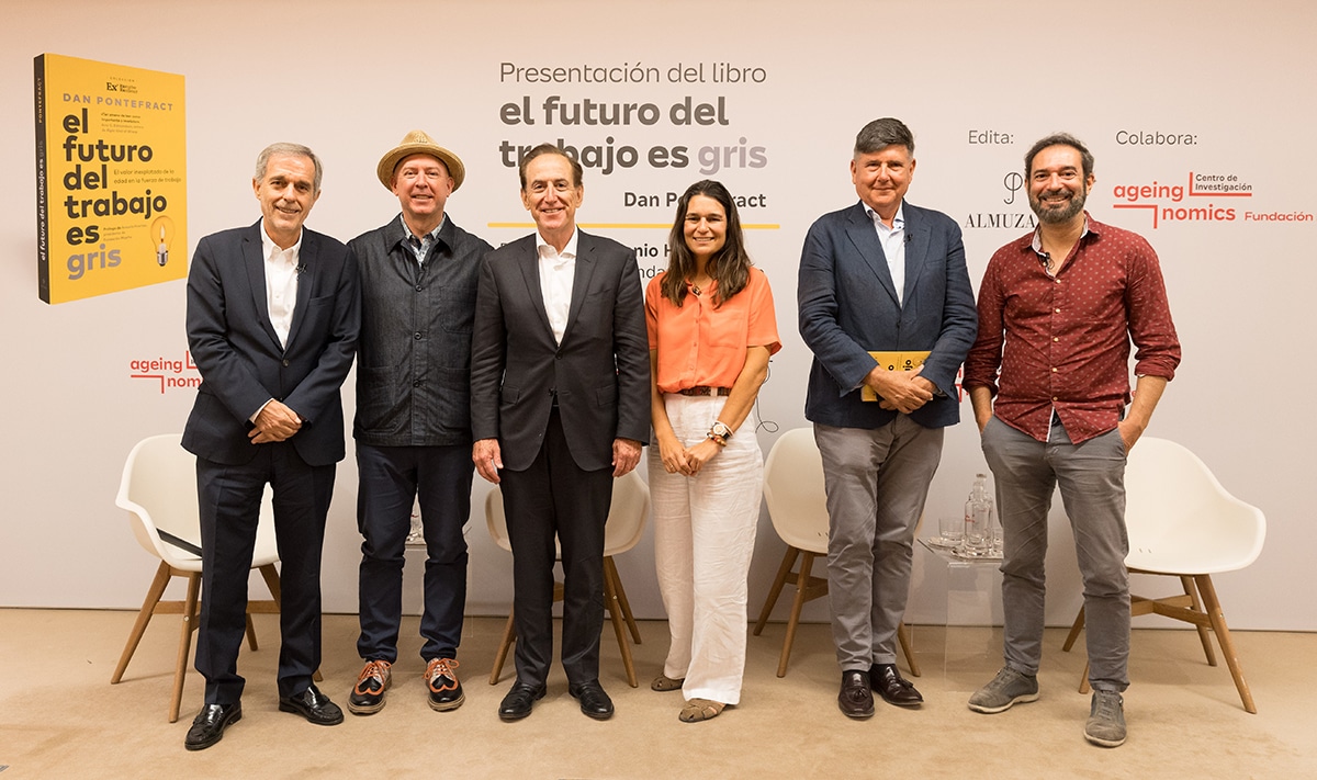 foto familia Ganador y representantes de la 9a edición de los Premios a la innovación Social Fundación Mapfre