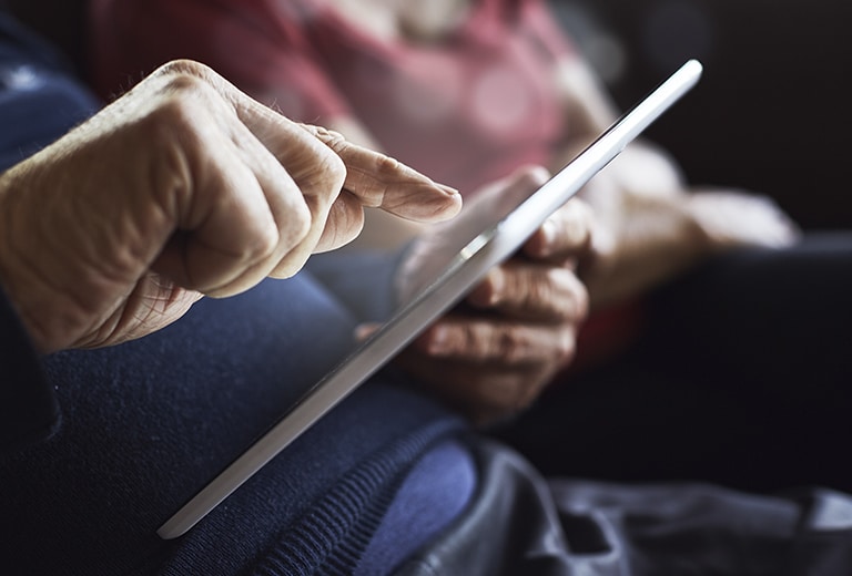 Ciclo: Los séniors frente a la brecha digital Nuevo Ciclo de encuentros:<br />
Los séniors frente a la brecha digital