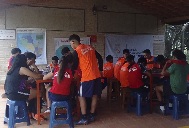 Juventud Jóvenes participando en una actividad formativa en grupo.