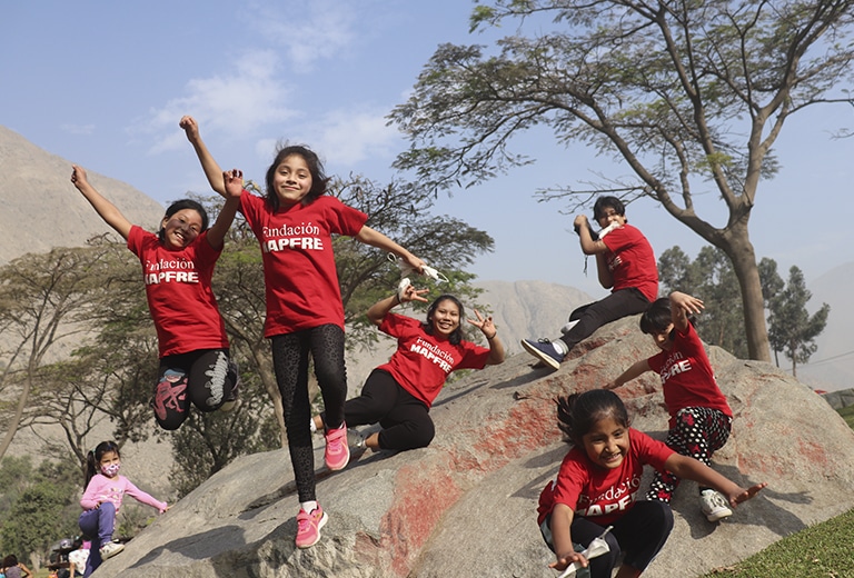 Niños participando en un proyecto social internacional de Fundación Mapfre