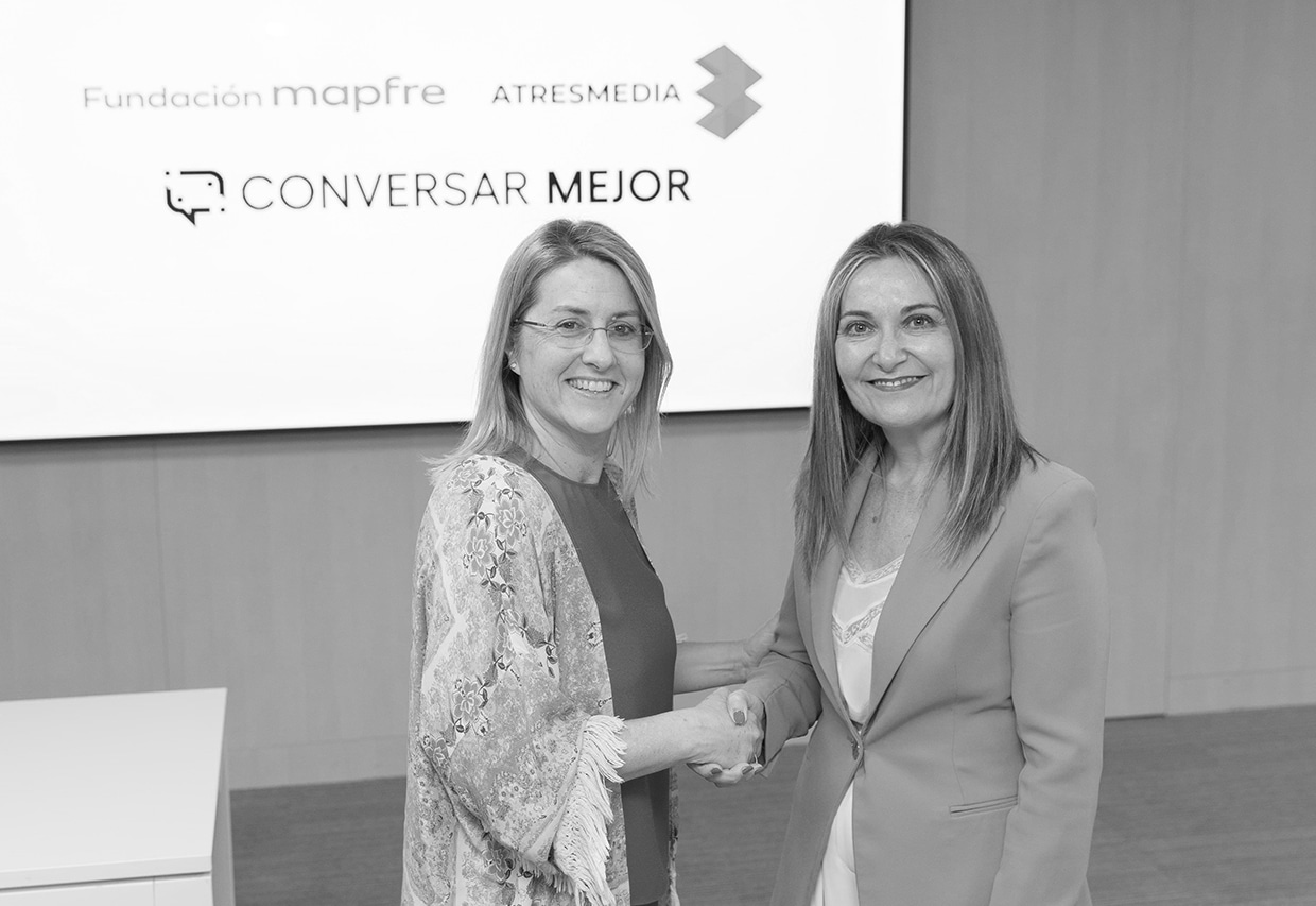 Juntos hacemos sociedad Dos mujeres estrechan la mano durante un acto de Fundación Mapfre y Atresmedia.