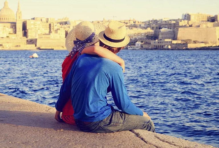Pareja sentada frente al mar en Malta