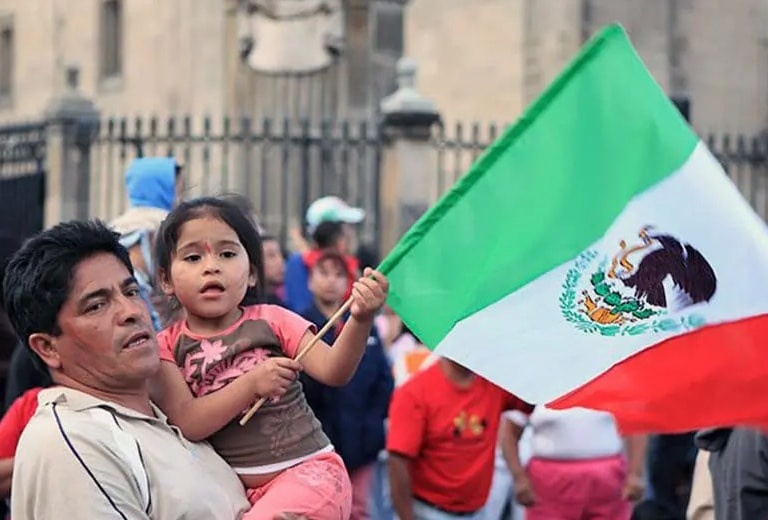 México Padre e hija con una bandera de México.