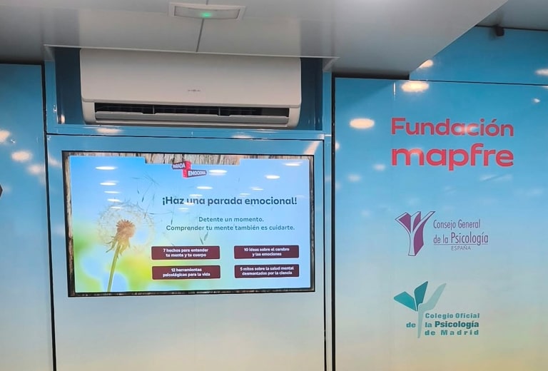 Parada Emocional Pantalla informativa de la experiencia junto a los logotipos de Fundación Mapfre.