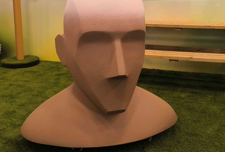 Parada Emocional Escultura de un rostro humano en el espacio de Parada Emocional.