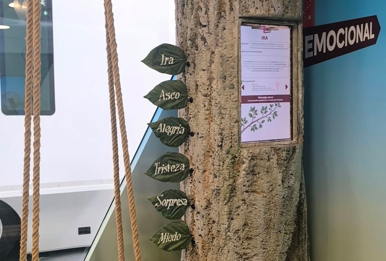Parada Emocional Árbol con carteles que representan distintas emociones.