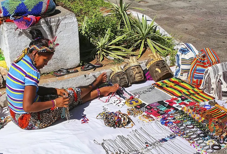Paraguay Chica vendiendo productos tradicionales en Paraguay.