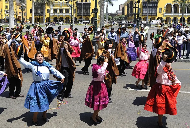 Perú Grupo de personas bailando una danza tradicional peruana