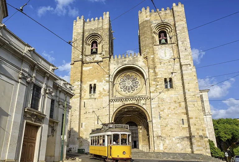 Catedral de Lisboa con un tranvía en primer plano