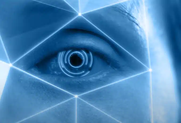 Imagen conceptual de un ojo humano con superposición de líneas geométricas luminosas en tonos azules, representando el análisis de imágenes de retina mediante IA del proyecto Aitheroscope.