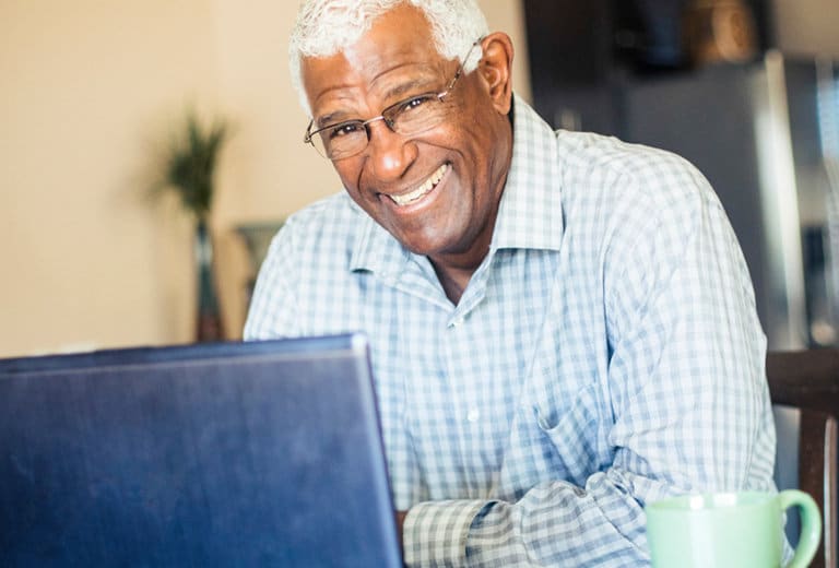 Online education that connects people seeking further professional development, whatever their age, with more experienced people (55+) who have amassed considerable knowledge throughout their careers and now want to share it with society