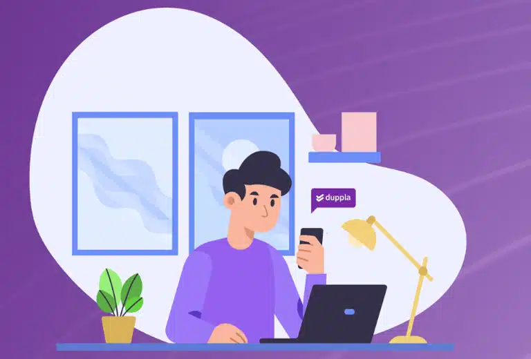 Ilustración de un hombre con jersey morado trabajando con un portátil en un entorno de trabajo moderno, representando la asistencia digital con inteligencia artificial del proyecto Duppla.