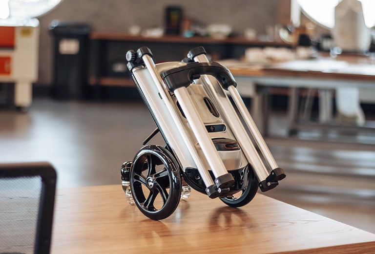 Lysa Cão Guia Robô Lysa, es un robot que se basa en las funciones de un perro guía, permite la movilidad de una manera segura, económica y autónoma para personas con discapacidad visual