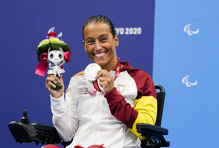 Teresa Perales mostrando una medalla de plata y un ramo en los Juegos Paralímpicos de Tokio 2020.
