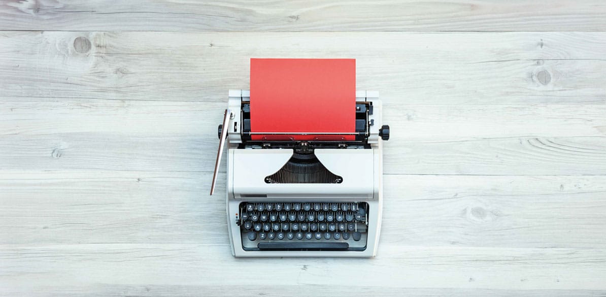 Premio Literario Vidas que Inspiran Máquina de escribir con hoja roja sobre una mesa
