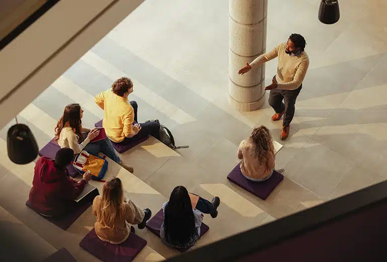 Profesor de formación profesional impartiendo una clase fuera del aula.