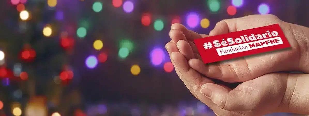 Sé solidario Mano sosteniendo un papel de la campaña Sé Solidario de Fundación Mapfre.