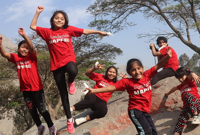 Niños participando en un proyecto social internacional de Fundación Mapfre.