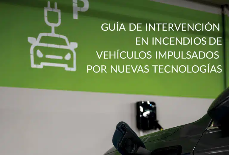 Imagen de una pared verde en una estación de carga de vehículos eléctricos, con un icono de un vehículo eléctrico conectado a un cargador. En primer plano, se encuentra la parte delantera de un coche eléctrico, mostrando el conector de carga. En la parte superior de la imagen, se encuentra el texto 'Guía de intervención en incendios de vehículos impulsados por nuevas tecnologías' en letras blancas, destacando el enfoque en seguridad y manejo de emergencias para vehículos impulsados por tecnologías avanzadas.