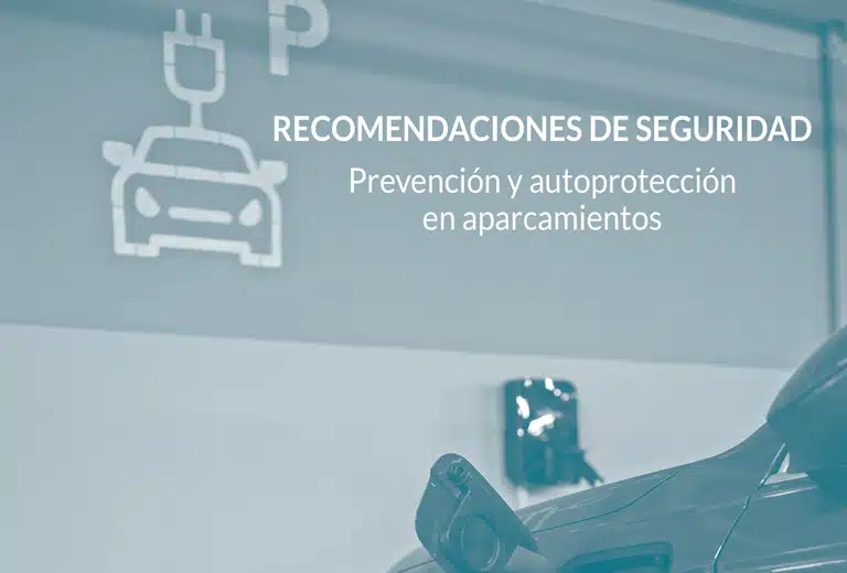 Imagen de un cartel informativo sobre recomendaciones de seguridad en aparcamientos, enfocada en la prevención y autoprotección. Incluye iconos de un vehículo eléctrico y un punto de carga, destacando la importancia de la seguridad en zonas de estacionamiento para coches eléctricos.