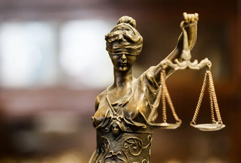 Defensa jurídica y dolo del asegurado en el seguro de responsabilidad civil Defensa jurídica y dolo del asegurado en el seguro de responsabilidad civil