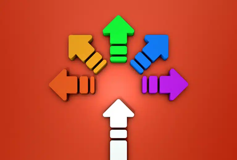 Estructura sectorial Cinco flechas de diferentes colores (naranja, verde, azul, morado y blanco) apuntando hacia el centro sobre un fondo rojo, representando la idea de direcciones o opciones múltiples.