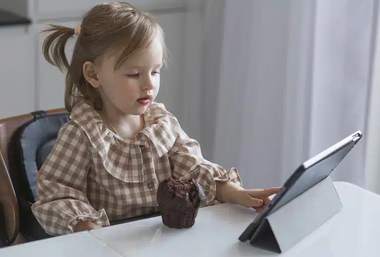 Más de dos horas diarias de pantallas se asocia con el doble de probabilidad de cumplir criterios de posible TDAH en la infancia